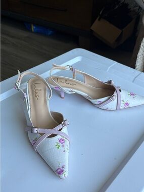 Lulu's Floral Pointed Slingback Kitten Heels in White and Purple Floral Pattern